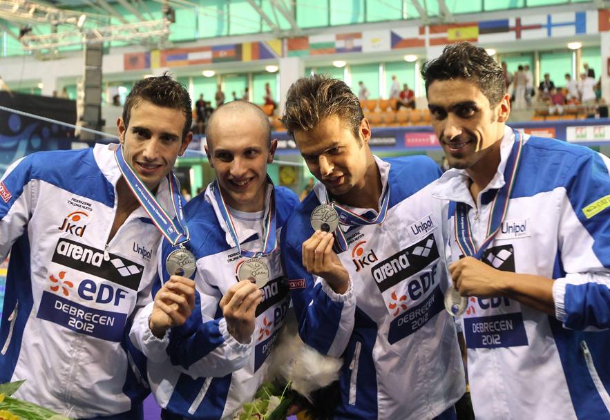 Gianluca Maglia, Riccardo Maestri, Samuel Pizzetti e Filippo Magnini festeggiano la medaglia d&#39;argento nella 4x200m agli Europei di Budapest (Epa)